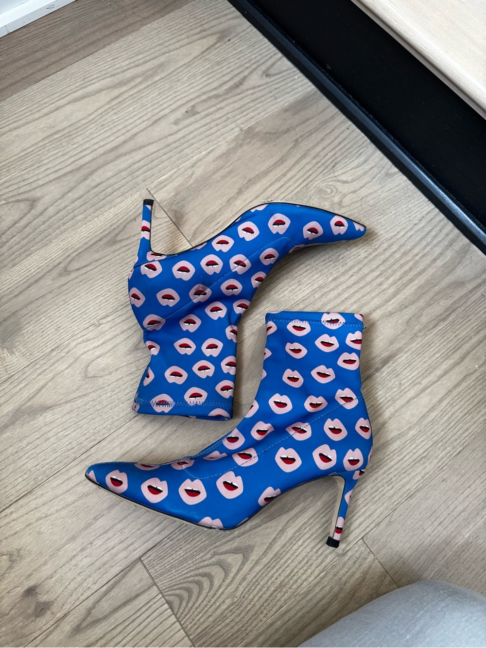 Lip Print Blue Pointed-Toe Heeled Boots